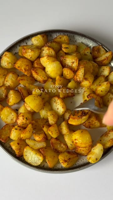 follow @fitfoodielarisa for more easy recipes 🍟

airfryer potato wedges 🥔✨

crispy outside, fluffy inside — every single time

ingredients:

potatoes, peeled and cubed
salt
italian herbs
garlic powder
olive oil

instructions:

1. peel and cube the potatoes, then place them in cold salted water
2. bring to a boil and cook for 5 minutes once boiling
3. drain well and transfer to the airfryer basket
4. drizzle with olive oil, season with salt, italian herbs and garlic powder, then shake to coat evenly
5. airfry at 190°C for 16–19 minutes, shaking halfway through, until crispy and golden brown

simple, crispy and perfect with literally anything 🤍

#airfryerrecipes #crispypotatoes #easyrecipes #potatowedges #sidedish