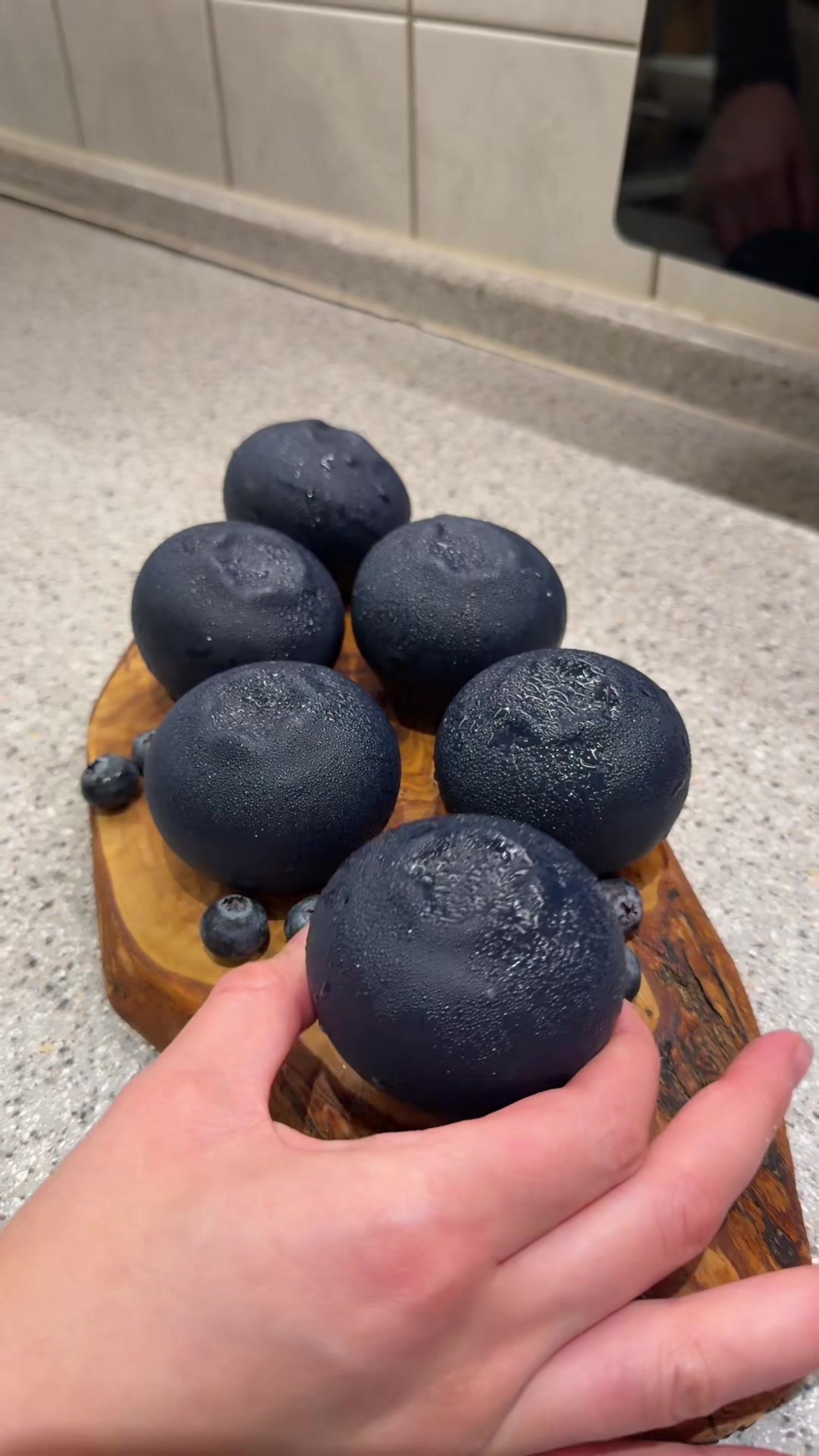 Blaubeere Fruit Cakes wie von Cedric Grolet🫐  • Für die Creme: - 250g kalte Mascarpone - 200ml kalte Schlagsahne - 3 EL gezuckerte Kondensmilch - 300ml Milch - 2 Vanilleschooten - 1 TL Vanilleextrakt - 3 Eigelb (M) - 100g Zucker - 30g Mehl - 2 TL Sanapart Milch, Zucker, Eigelb, Mehl & Vanilleschoten in den Topf, verrühren →> unter Rühren bei mittlerer Hitze aufkochen, bis Pudding entsteht Vom Herd nehmen, in Teller füllen, Folie drauf & min. 5 Std. in den Kühlschrank. Mascarpone und die gezuckerte Kondensmilch ür 10 Sekunden mit einem Handmixer verrühren und gleich danach die Sahne dazugießen, gleich hinterher Sahnesteit dazu und tür etwa 1 Minute cremig aufschlagen. Den kalten Pudding 1-2 Minuten cremig schlagen, dann zu der Mascarpone Sahne Creme geben und bei niedriger Stufe kurz miteinander verrühren. •Für die Fruchtfüllung - 500g gefrorenen Blaubeeren  - 250g frische Blaubeeren  - 3 EL brauner Zucker - Saft einer ganzen Zitrone Für die Heidelbeerfüllung gefrorene Blaubeeren mit braunem Zucker im Topf leicht karamellisieren lassen - also einfach erhitzen, bis sie weich werden und richtig schön süß duften. Dann alles fein pürieren und frische, klein geschnittene frische Heidelbeeren unterheben. Die Masse kommt dann in die Silikonform und wird für mindestens 3 Stunden eingefroren. •Für die Glasur: - 150g Kakaobutter - 150g weiße Kuvertüre - Navy + schwarz gemischt fettlösliche Lebensmittelfarbe von Colormill Schokolade + Kakaobutter in der Mikrowelle schmelzen (alle 30 Sek.rühren) Temperatur: 38 °C Gefrorene Blaubeeren aufspießen ,2x eintauchen, Messer vorsichtig abziehen. Für die Fertigstellung wird zuerst etwas von der Creme in die Silikonform gegeben und gleichmäßig verteilt. Darauf kommen die gefrorenen Blaubeerkugeln aus der ersten Form. Anschließend wird wieder eine Schicht Creme darübergegeben. Das Ganze kommt dann für mindestens 4-5 Stunden in den Gefrierschrank, bis alles komplett durchgefroren ist. Nach dem Herausnehmen werden die gefrorenen Blaubeerfrüchte mit Schokolade überzogen. Damit die Füllung im Inneren später schön weich und leicht cremig ist, lässt man die fertigen Früchte anschließend etwa 2Stunden im Kühlschrank auftauen, bevor sie serviert werden. Das Rezept ergibt ca 12 Blaubeeren.  Gutes Gelingen. 