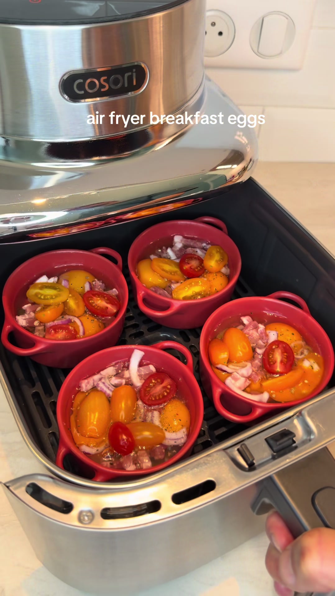 air fryer breakfast eggs 🍳  eggs, bacon, mushrooms, red onion, cherry tomatoes and mixed cheese baked in the air fryer  180C/356F for 20 minutes  add cheese during the last 2-3 min #airfryerrecipes #airfryerbreakfast #easybreakfast #eggrecipe #foodtok 