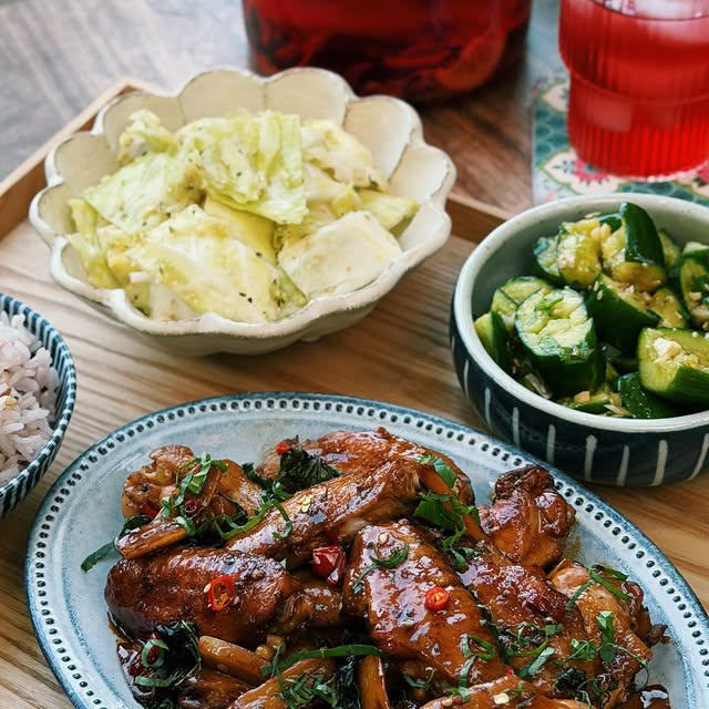 LETS COOK DINNER TOGETHER 🥣 tonight we are having THREE CUP CHICKEN, GARLIC SMASH POTATO & CABBAGE SALAD. 

comment MEAL and I will dm you all 3 recipes, I promise you will love it!! 

p.s. let me know how you like this new series of me sharing my dinners, had so many dms asking for more easy meal plan ideas! and sorry for the raspy voice, still recovering from the cold 😅

#homecooking #easyrecipes #dinnerideas #cookingvideo #mealprepideas