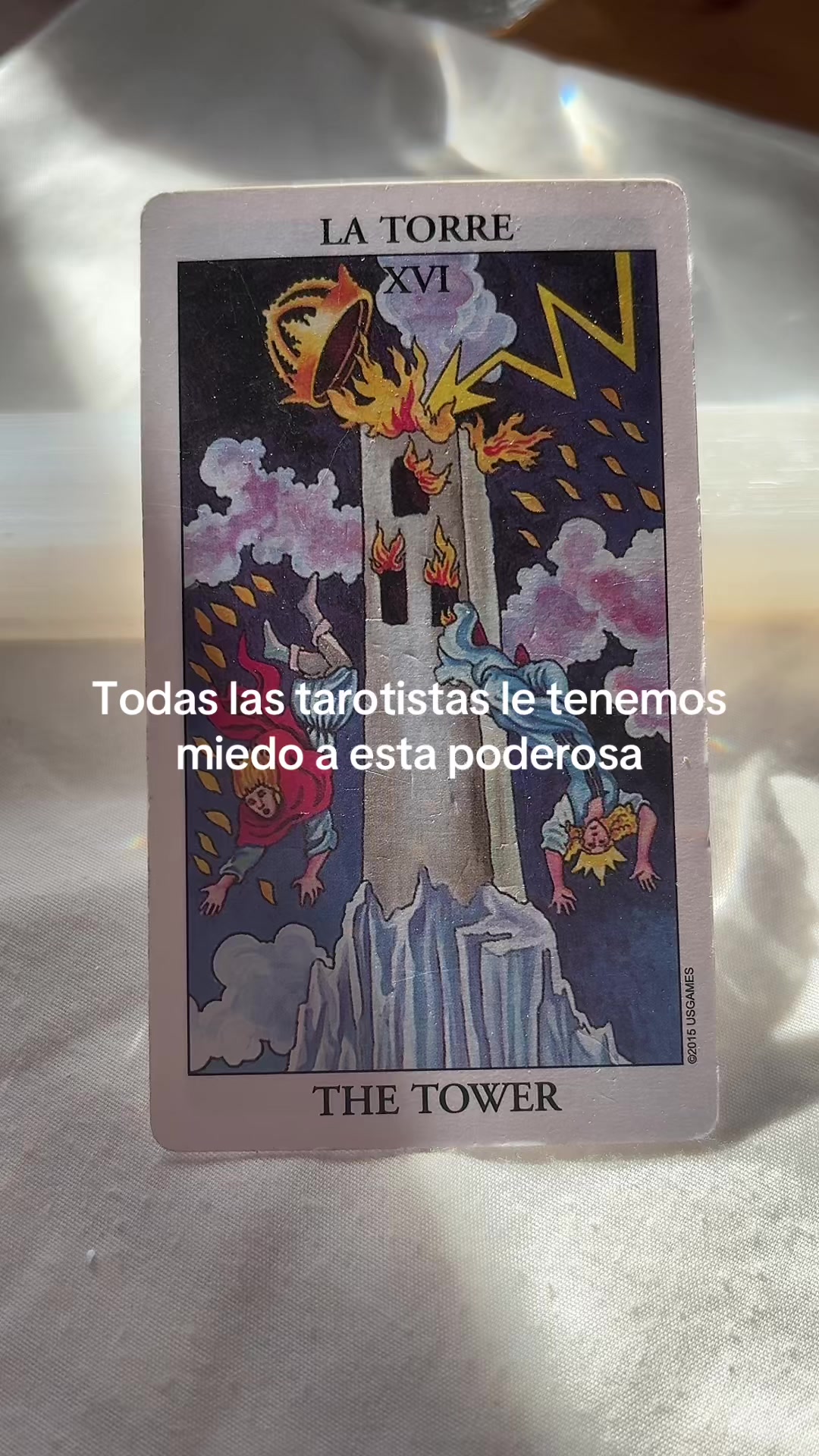 La Torre es una de las cartas más fuertes del tarot. Viene a mostrarte un cambio necesario: un apego, una situación o una estructura que ya no da para más. Es intensa porque habla de atravesar emociones difíciles, de soltar lo que creías seguro.  Es un proceso incómodo y difícil de atravesar, pero necesario ❤️‍🩹 Porque si esas estructuras no se caen, no avanzas  #latorre #tarot #brujamoderna #tarotreading #tarotcards 