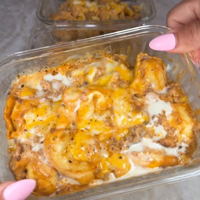 self-explanatory but this meal prep won’t let you down 😮‍💨 

easy to make, easy to eat, and easy to crush goals ok 🤪👏🏼 

taco mac from my Good Food Mood cookbook!! 

Comment “recipe” for the link to my cookbooks with HUNDREDS of realistic recipes just like this!!! ✨😍 or at makaylathomas . com 

#healthymeals #mealprep #highprotein #easymeals #quickmeals
