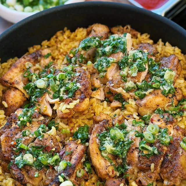 ONE POT CHICKEN AND RICE, my go to weeknight dinner when I want something easy & delicious! 

Comment MEAL and I will dm you the full recipe ~ this one is a must try!! 

#homecooking #easyrecipes #dinnerideas #chickenrecipes #chicken