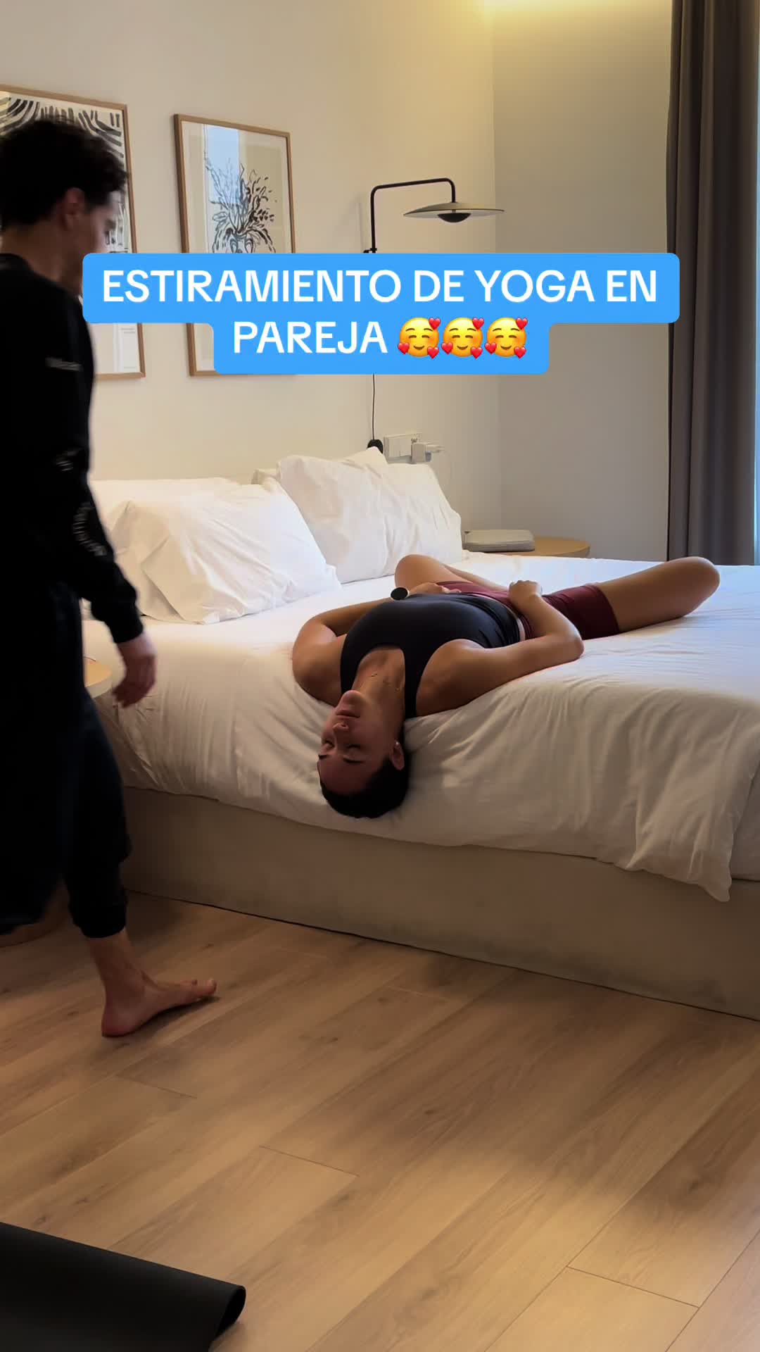 Hazlo asi 😉: . Taggea a esa persona especial para intentarlo! Solo recuerda tomarse turnos! 🤩 . Colocate en la posición que ves en el video y pidele a tu pareja que agarre firmemente tus tobillos. Con tus manos empuja firmemente la pelvis de tu pareja lejos de ti mientras jalas tus piernas hacia atrás. ☺️ . #yoga #salud #pareja #relaciones #amor #cuerposano #bienestar 