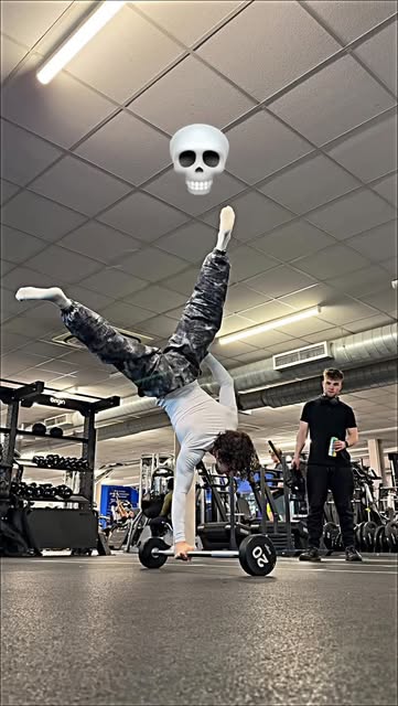 He didn’t expect that 💀😭 Such a cool interaction 🥹💪🏻
Wearing all @gymshark ALEX10 to save 🔥
#calisthenics #streetworkout #gymtransformation #gym #gymmotivation ad