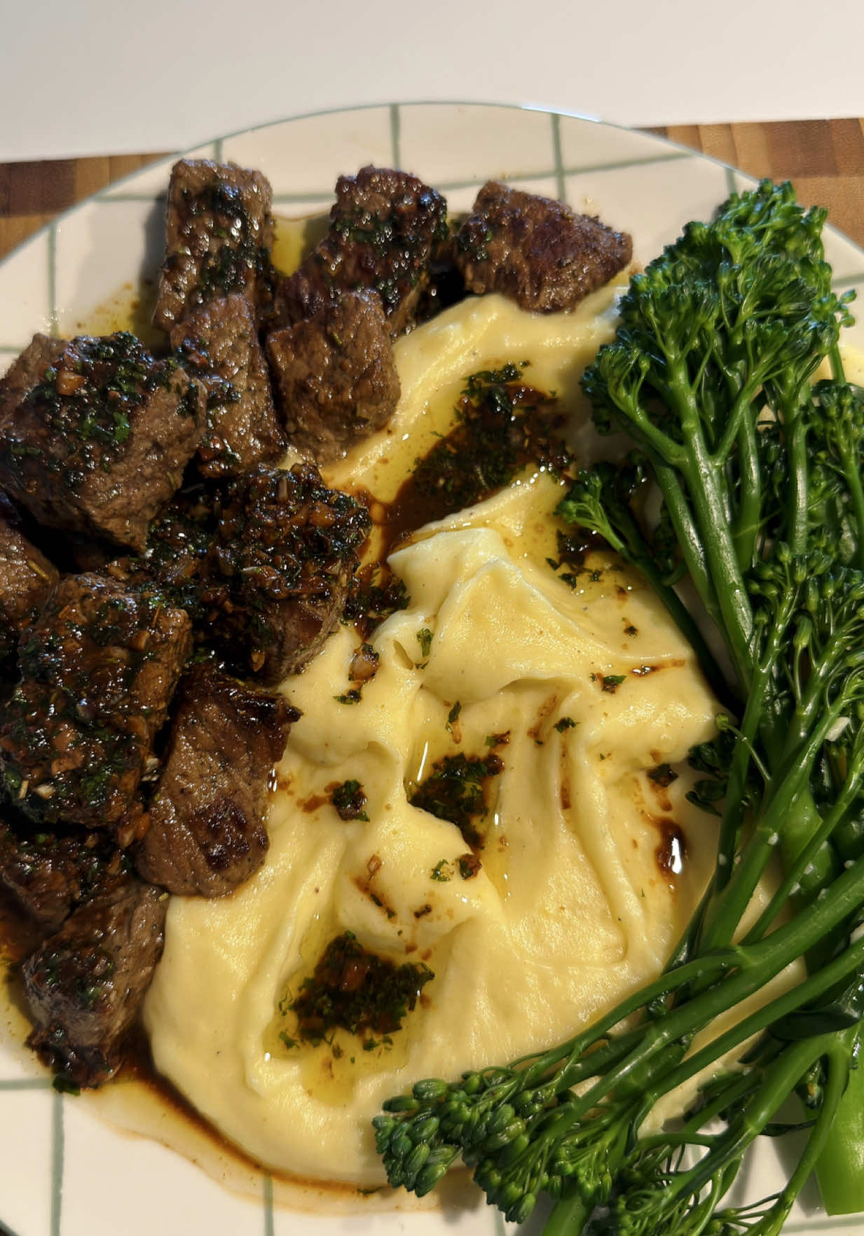 Garlic butter steak bites with creamy mashed potatoes 🤤🥩 Full recipe on Instagram @BitesByHeart ✨ #fypp #foodtok #easyrecipes #dinnerideas #steak 