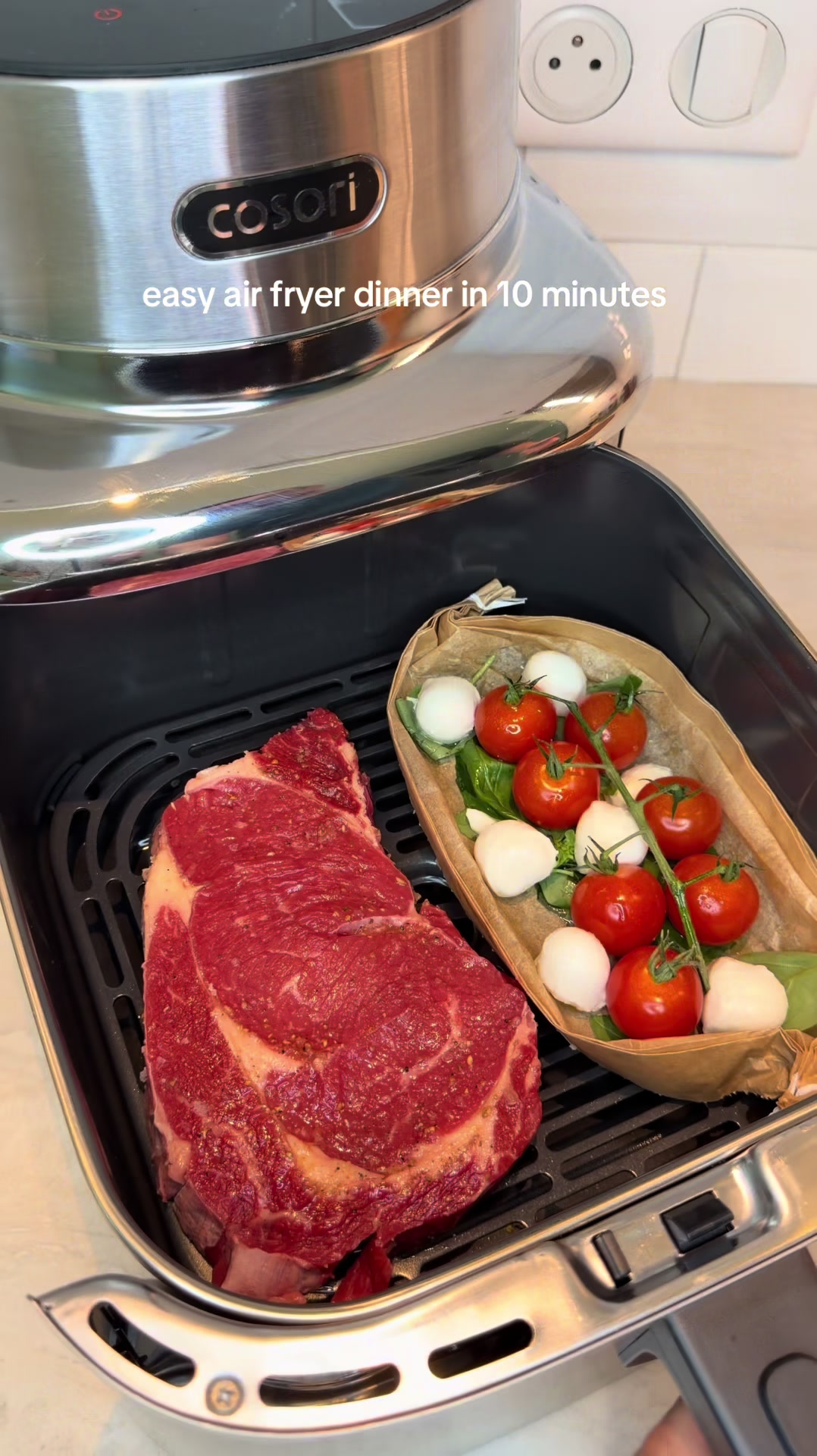 easy air fryer dinner in 10 minutes  juice beef with roasted cherry tomatoes & mozzarella toast  recipe:  •beef  •cherry tomatoes  •mini mozzarella  •olive oil  •salt and pepper  •bread  air fry 200C/392F 10 minutes  flip halfway, add bread last 3-4 minutes  #airfryer #easyrecipes #steak #dinnerideas #foodtok 