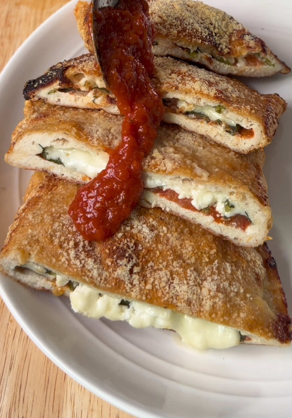 🔥 Si te gusta comer rico y con proteína, esta receta te va a encantar. Un bolsillo de pollo molido sazonado con sal, pimienta, paprika y ajo, relleno de espinaca fresca, tomate y queso cottage. Lo cerramos como una empanada, le ponemos parmesano por encima y directo a la freidora de aire hasta que quede doradito y delicioso. 🤤💪 Ingredientes: * 500 g de pollo molido * Sal al gusto * Pimienta al gusto * 1 cucharadita de paprika * 1 cucharadita de ajo en polvo * Espinaca fresca * Tomate en cubitos * Queso cottage * Queso parmesano rallado   #RecetasFaciles #AirFryerRecipes #PolloMolido #HighProtein 