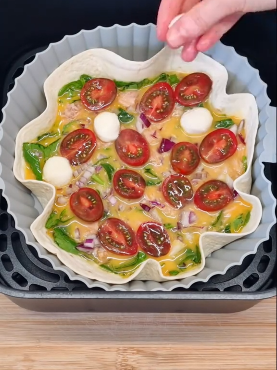 You'll Love This Air Fryer Recipe! Easy and Incredibly Delicious!🥰 Ingredients:😋 Tortilla Spinach 4 eggs Salt, pepper, favorite spices Tuna in its own juice Onion Cherry tomatoes Mini mozzarella balls (7-8 pieces) Grated cheese 🔥Cook in the air fryer at 160°C (320°F) for about 20 minutes. ▲ Cooking time may vary depending on your air fryer, so keep an eye on it and adjust the time if needed.