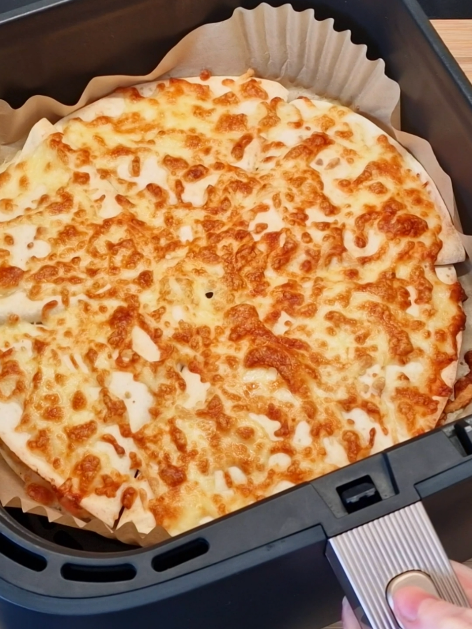 You Won't Believe How Easy This Air Fryer Recipe Is | Crispy & Delicious!🥰 Ingredients:😋 3 tortillas Eggs Tomatoes Tuna in its own juice Corn Light mayonnaise Salt Black pepper Favorite spices Grated cheese Air Fryer: 180°C (350°F) for 6 minutes🔥 Oven: 200°C (400°F) for 10 minutes🔥 Enjoy your meal and thanks for watching❤️