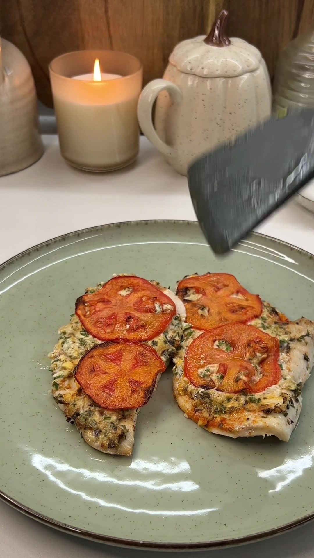 🍗 Air Fryer Chicken Fillet Recipe Ingredients: • thinly sliced chicken fillet • Philadelphia cream cheese • champignons • green onion • paprika • dried garlic • salt & pepper • olive oil • tomatoes ⏱ Air fryer: 180°C (350°F) — 17 min So juicy, creamy, and perfect for a quick dinner 🤍