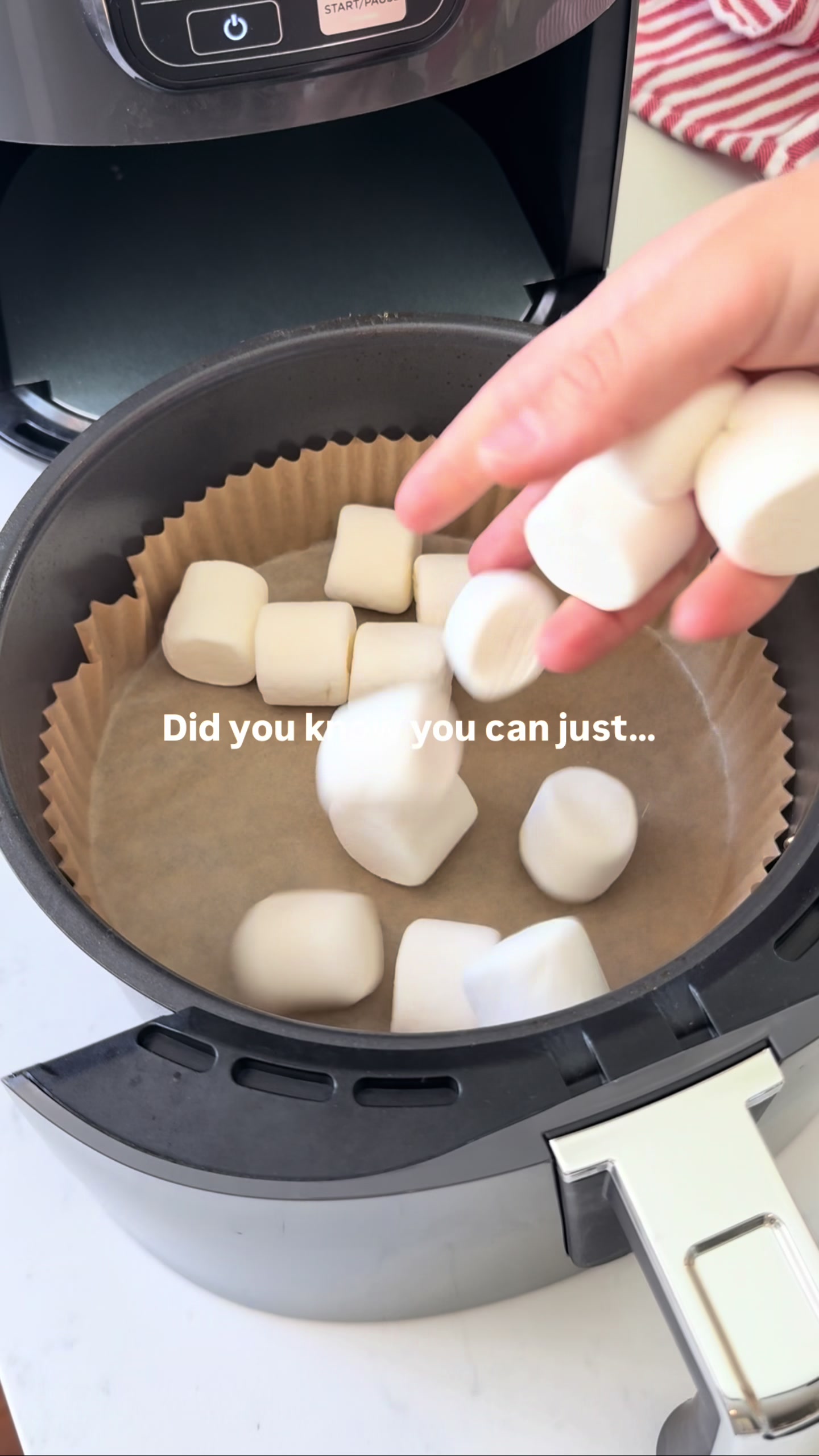 Have you ever tried this?! Easy last minute dessert that everyone can dig into! 🍫 Airfryer Smore’s Start by lining your air fryer. Arrange marshmallows in tray. Airfry at 375°F for 3-4 minutes (check after 3 minutes) until lightly golden. Place chocolate chips or squares on top of the marshmallows. Put back in the airfryer for 1-2 minutes until melted. Serve with graham crackers. Enjoy!
