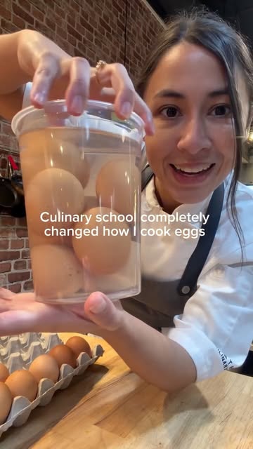 This simple step completely changed how I cook eggs 🤯 #culinaryschool #culinarystudents #cookingtips #learntocook #eggs