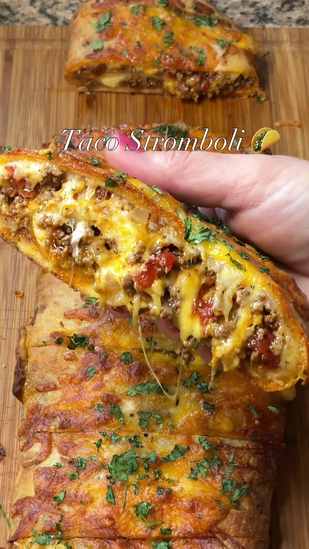 This Taco Stromboli will be a hit with the whole family! 🌮💛🤩 #taco #stromboli #dinner #easyrecipe #mealideas 