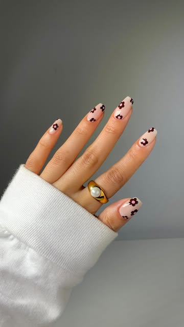 Cutie flowers w my fav DIY dotting tool 🤭🌸🤎 using @gelcare.official regular polish shades ‘nude bb creme’, ‘cafe noir’, ‘english rose’ (link in bio, code GLOSSYTIPPED to save)*
_____
*affiliate #nailart #springnails #easynailart #nailsathome #shortnails