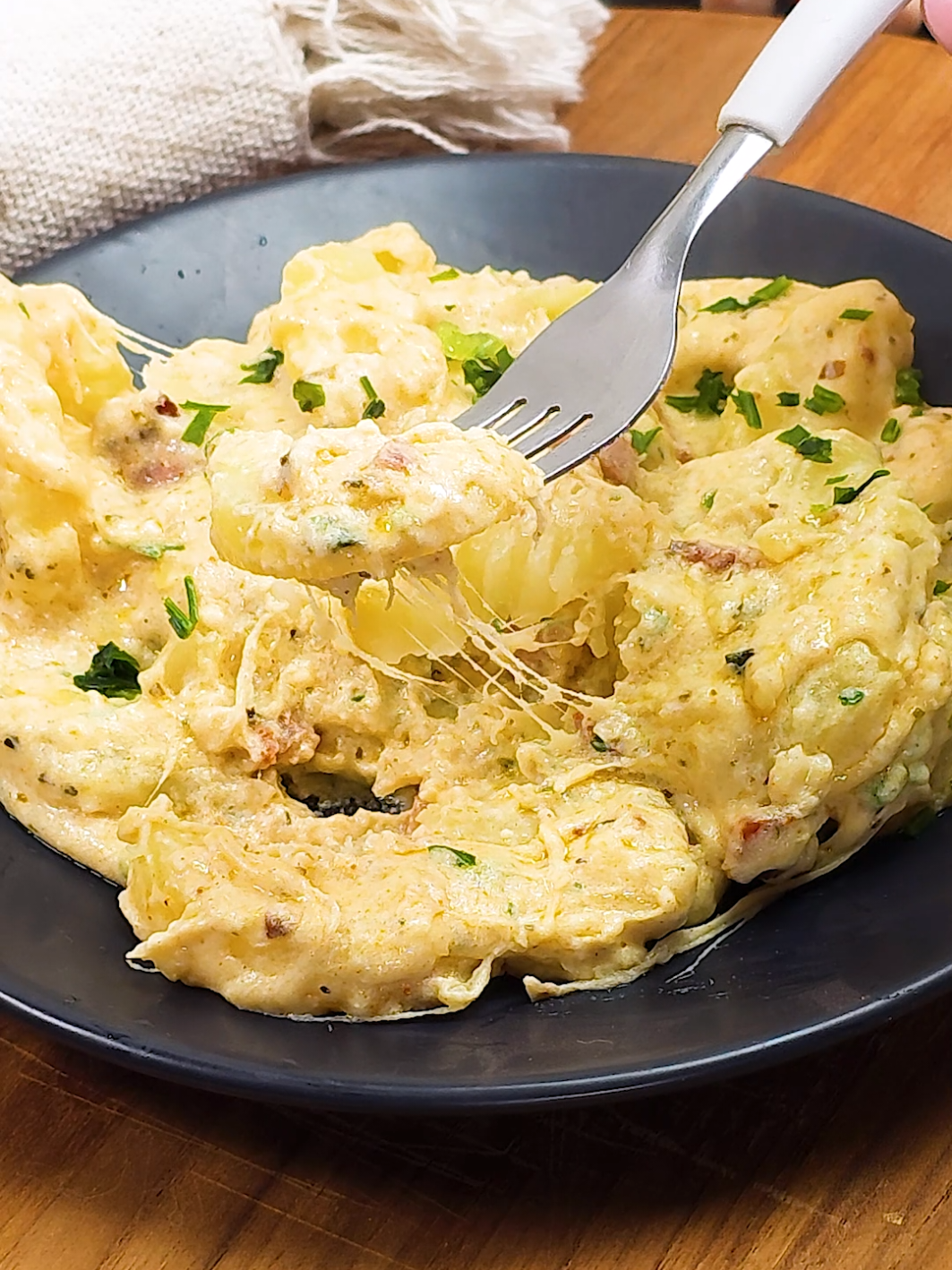 This creamy potato recipe is seriously unforgettable 🤤🥔🧀 Crispy bacon, melted cheese, garlic, and the creamiest sauce ever. Super easy to make and perfect for any dinner. Would you try this? 👀✨ #potatoes #easyrecipe #foodtok #cheesypotatoes #viralrecipes 