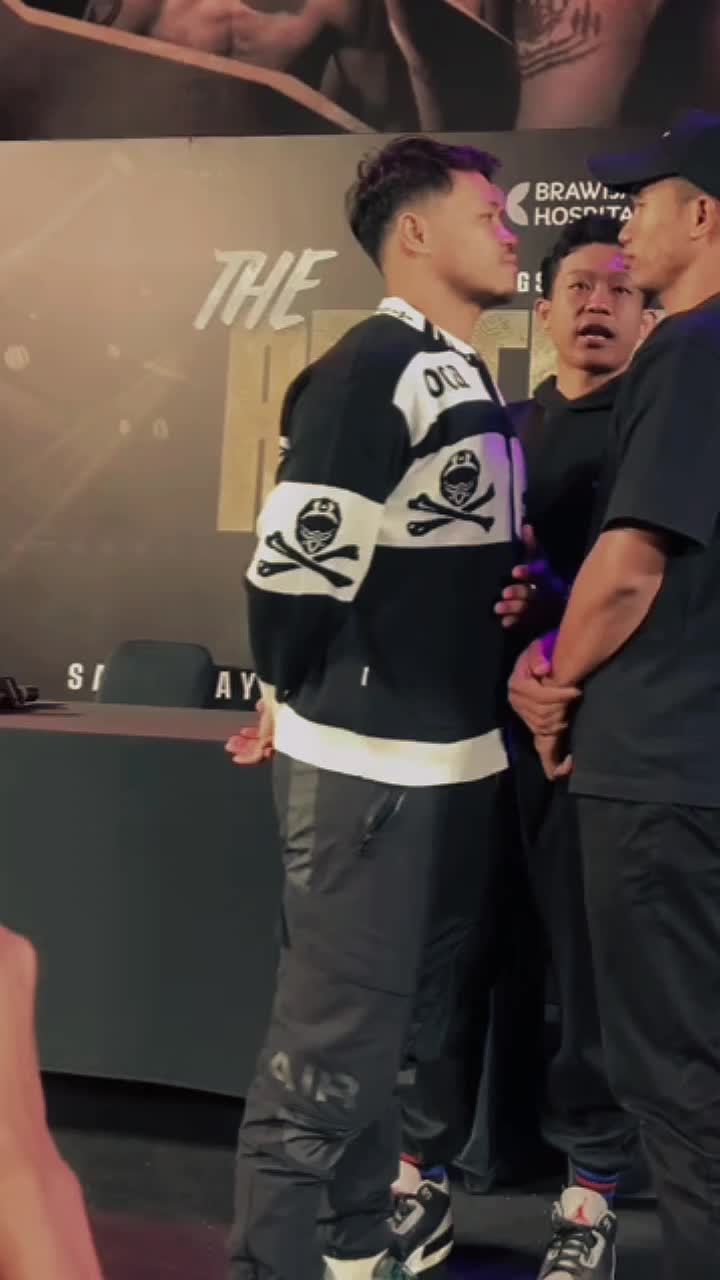 David Leonardo Sihombing adalah seorang atlet bela diri profesional asal Indonesia yang dikenal melalui kompetisi Mixed Martial Arts (MMA) dan Kickboxing. Hingga Januari 2026, ia aktif berkompetisi dan menorehkan berbagai prestasi nasional maupun internasional.  Berikut adalah biodata singkat David Leonardo: Nama Lengkap: David Leonardo Sihombing Julukan: "Harimau Sumatera" Tempat Lahir: Balige, Sumatera Utara Usia: Sekitar 26 tahun (per akhir 2025/awal 2026) Tinggi Badan: 166 cm Kelas Berat: Super Lightweight (63.5 kg) atau Flyweight (tergantung ajang kompetisi) Asal Pengprov: DKI Jakarta (untuk ajang PON)  Prestasi Utama Hingga tahun 2026, David telah mencatat beberapa pencapaian penting: Medali Emas PON XXI Aceh-Sumut 2024: Meraih emas di cabang olahraga Kickboxing. Medali Perak Asian Championship Kickboxing: Diraih di Thailand. Medali Perunggu SEA Games 2023: Mewakili Indonesia di Kamboja. One Pride MMA: Aktif sebagai petarung di kelas terbang (flyweight) dan dikenal sebagai salah satu petarung yang patut diantisipasi. @davidleonardo250199 #hss#kickboxing #fyp #champion 