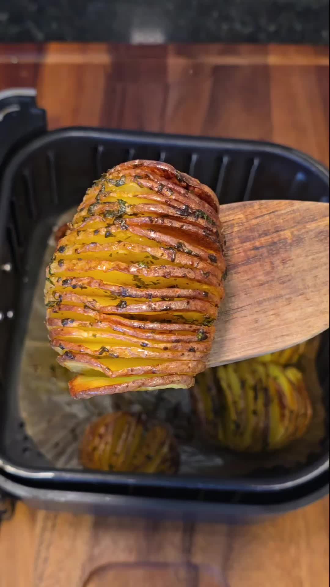 La forma más rica de preparar papas en el air fryer 🥔✨ Ingredientes: • 6 papas medianas • 4 cucharadas de mantequilla derretida • ¼ de taza de cilantro fresco picado • 1 cucharadita de ajo en polvo • 1 cucharadita de paprika • 1/2 cucharadita de comino • Sal al gusto • Aceite en spray Preparación:  1. Lava bien las papas y realiza cortes finos sin llegar hasta el fondo, formando un abanico.  2. Mezcla la mantequilla derretida con el cilantro, el ajo en polvo, la paprika, el comino y la sal.  3. Unta las papas con la mezcla, procurando que entre bien entre los cortes.  4. Rocía ligeramente aceite en spray sobre las papas para ayudar a proteger la mantequilla durante la cocción y lograr un dorado perfecto.  5. Cocina en la air fryer a 350 °F (175 °C) por 25–35 minutos, revisando hasta que estén suaves por dentro y doradas por fuera. #papas #hasselback #recetasfaciles #airfryer #parati 