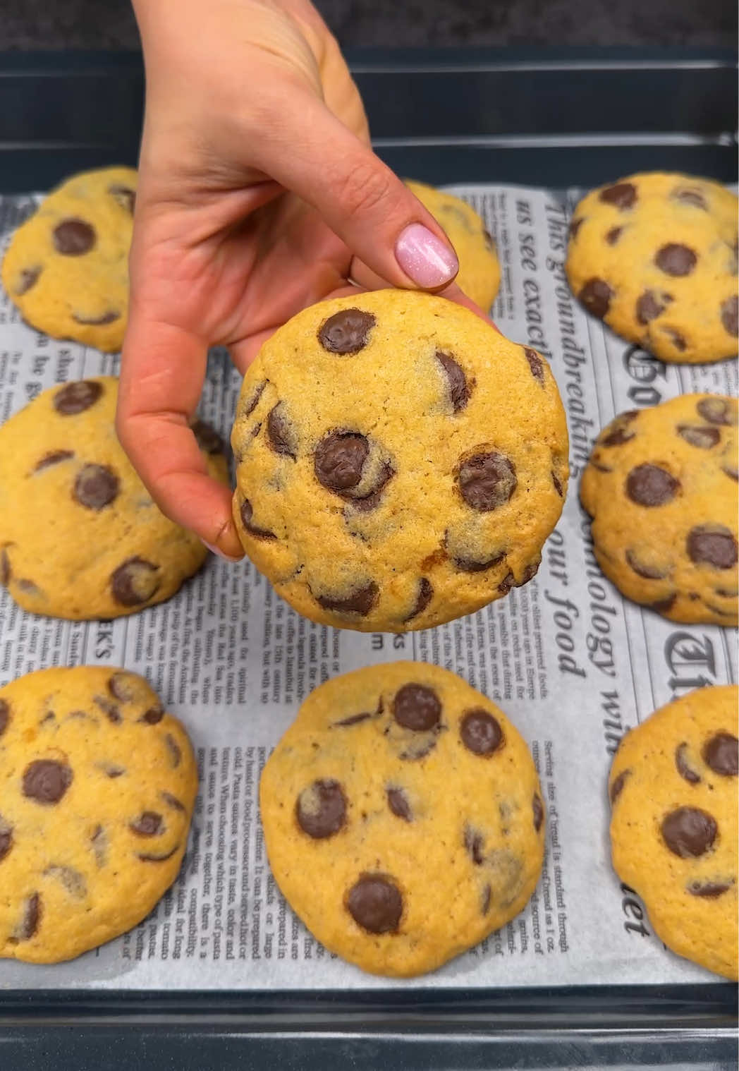 The Center Of These Cookies… 🤯🍪 Chocolate Chunk Cookies Prep/Active: 15 min Bake: 15 min @ 350°F 115 g butter 80 g sugar 80 g brown sugar 200 g chocolate 240 g flour 1 egg 1 egg yolk 1 1/2 tbsp baking powder Vanilla sugar #foodtok #cookies #tiktokfood #asmr