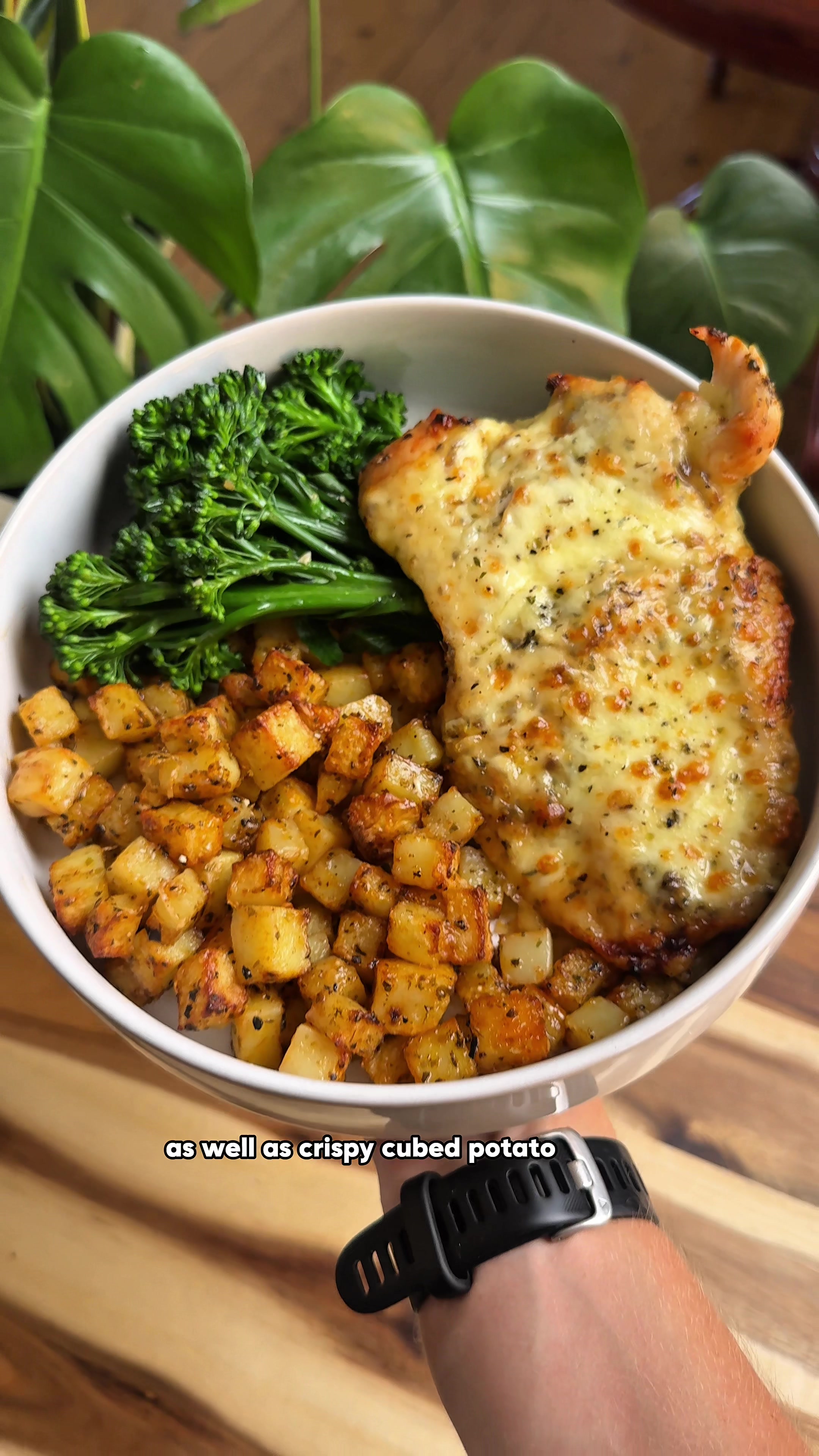 Cheesy garlic chicken with roast potatoes 🥦🧀  You can find the full written recipe on my Recipe Portal 🙌 Macros per serve 💪  59g protein 32g fat 37g carbs 670 calories per serve 🤝 Ingredients for 4 servings: For the chicken 🍗  800g Chicken Breast 40g Salted Butter 1.5 Tbsp Italian Mixed Herbs 3 Cloves of Garlic 1.5 Tbsp Olive Oil 200g Mozzarella Save a little marinade for the last 5 mins under the mozzarella 🧄  For the potatoes 🥔  700g Potatoes 1 Tbsp Italian Mixed Herbs 1.5 Tsp Paprika Salt & Pepper 1 Tbsp Olive Oil 50g Parmesan Serve with 🥦  Couple bunches of Broccolini Cooking instructions 👨‍🍳  Air fryer: Potatoes at 200°C for 20–25 mins & add chicken after 8–10 mins at 190/200°C, then parmesan on the potatoes + garlic butter & mozzarella on the chicken for the final 5 mins 👌  Oven: Potatoes at 220°C (200°C fan) for 30/35 mins and add chicken after 15 mins, then parmesan on the potatoes + garlic butter & mozzarella on the chicken for the final 5 mins 🙏  #highprotein #easyrecipes #dinnerideas #wholefoods #familycooking 