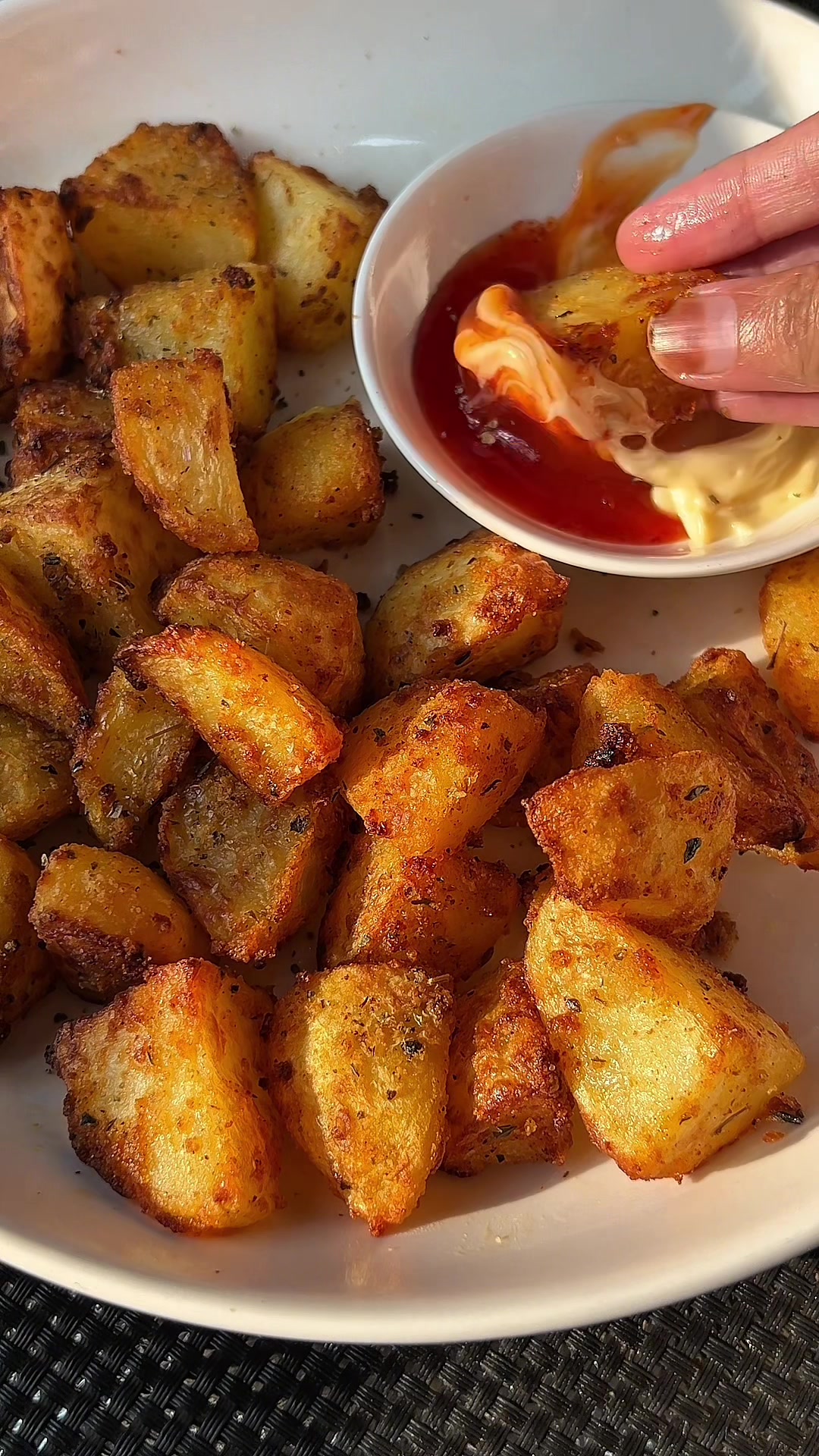 Don’t think I’m ever making potatoes any other way again 🥔✨ honestly so addictive! Recipe👇 400g potatoes boil with ½ tsp salt ¼ tsp baking powder Seasonings ½ tsp salt ½ tsp pepper ½ tsp garlic powder ½ tsp onion powder ½ tsp mixed herbs 1 tsp paprika 1 tsp cornstarch splash of olive oil Boil for 8–10 minutes, drain, season and air fry at 180°C for 10 minutes. Flip, then continue for another 8–10 minutes until golden (tips: u can increase the temp to 200c for the final 5 mins) #airfryerrecipes #airfryerpotatoes #potatoes#potatorecipe #crispypotatoes 